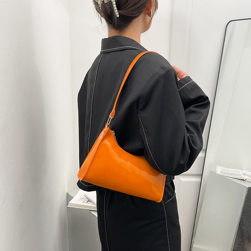 Bolsos sencillos de principios de primavera para mujer, nuevos bolsos cuadrados pequeños de moda de color caramelo, bolsos de un solo hombro y axilas, bolsos pequeños sencillos de otoño e invierno