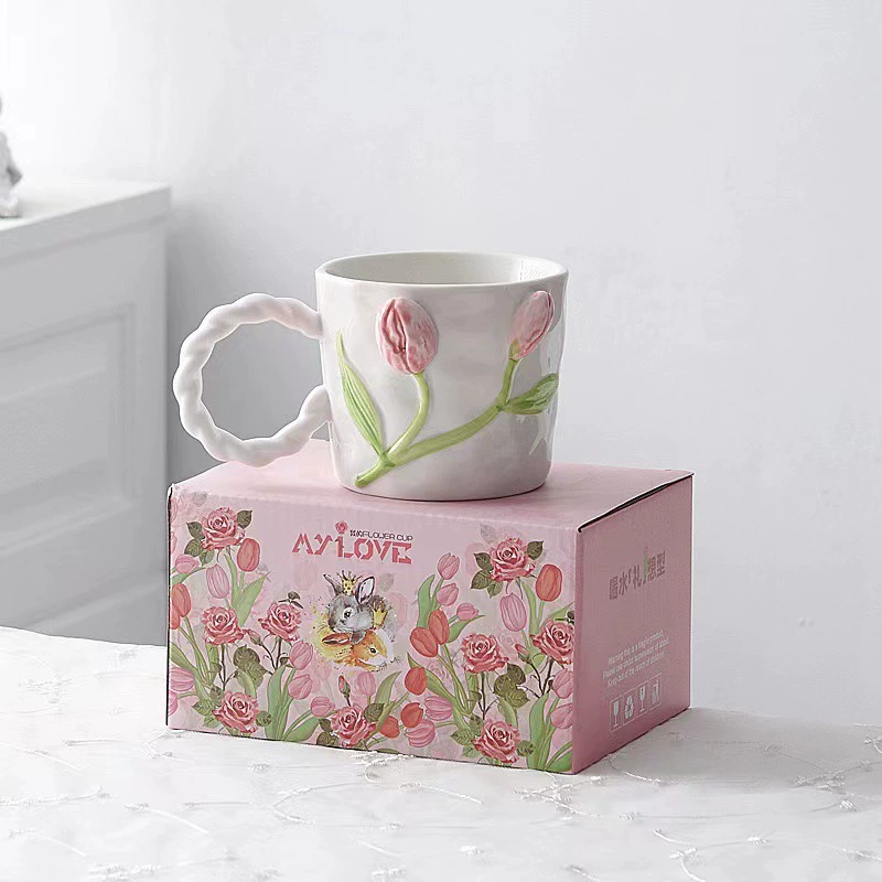 Тюльпановая чашка с ручной росписью «девушка-сердце» — роза, объёмные плавающие цветы, кружка для подруги, керамический подарочный набор