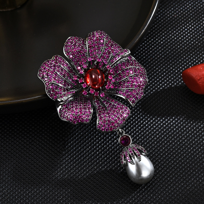 design retro elegant sophisticated classic brooch