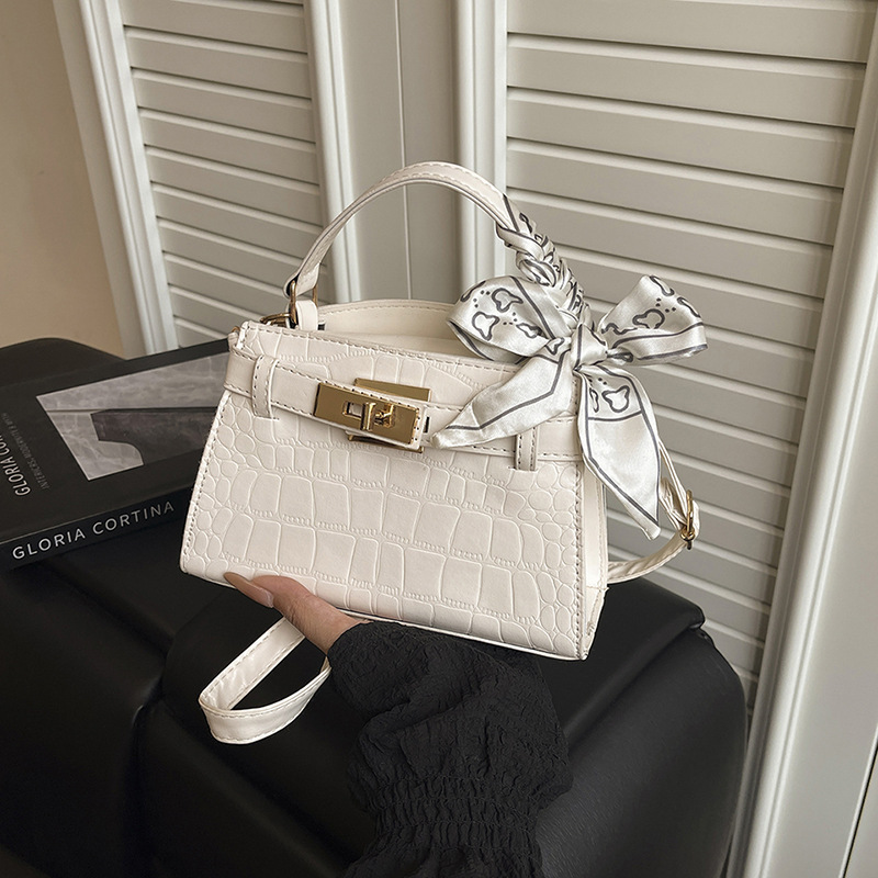 Bolso de mano de nicho de sentido de alta gama para mujer 2025 nuevo bolso de mensajero de un solo hombro simple de verano bolso Kylie de viajero salvaje