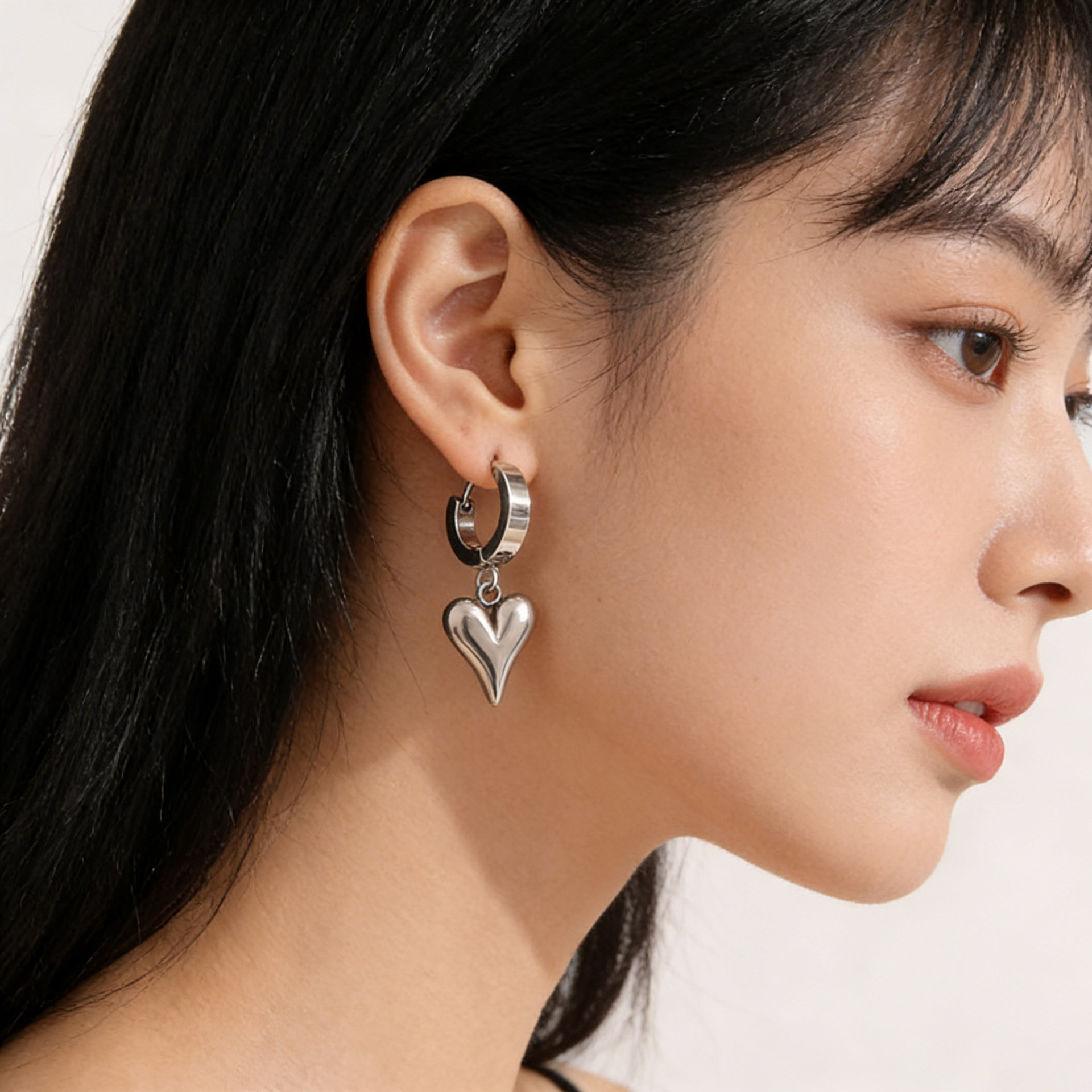 Pendientes de acero de titanio estilo coreano, de lujo ligero y alta gama para mujer, diseño de nicho de moda transfronteriza, pendientes de borla en forma de corazón.