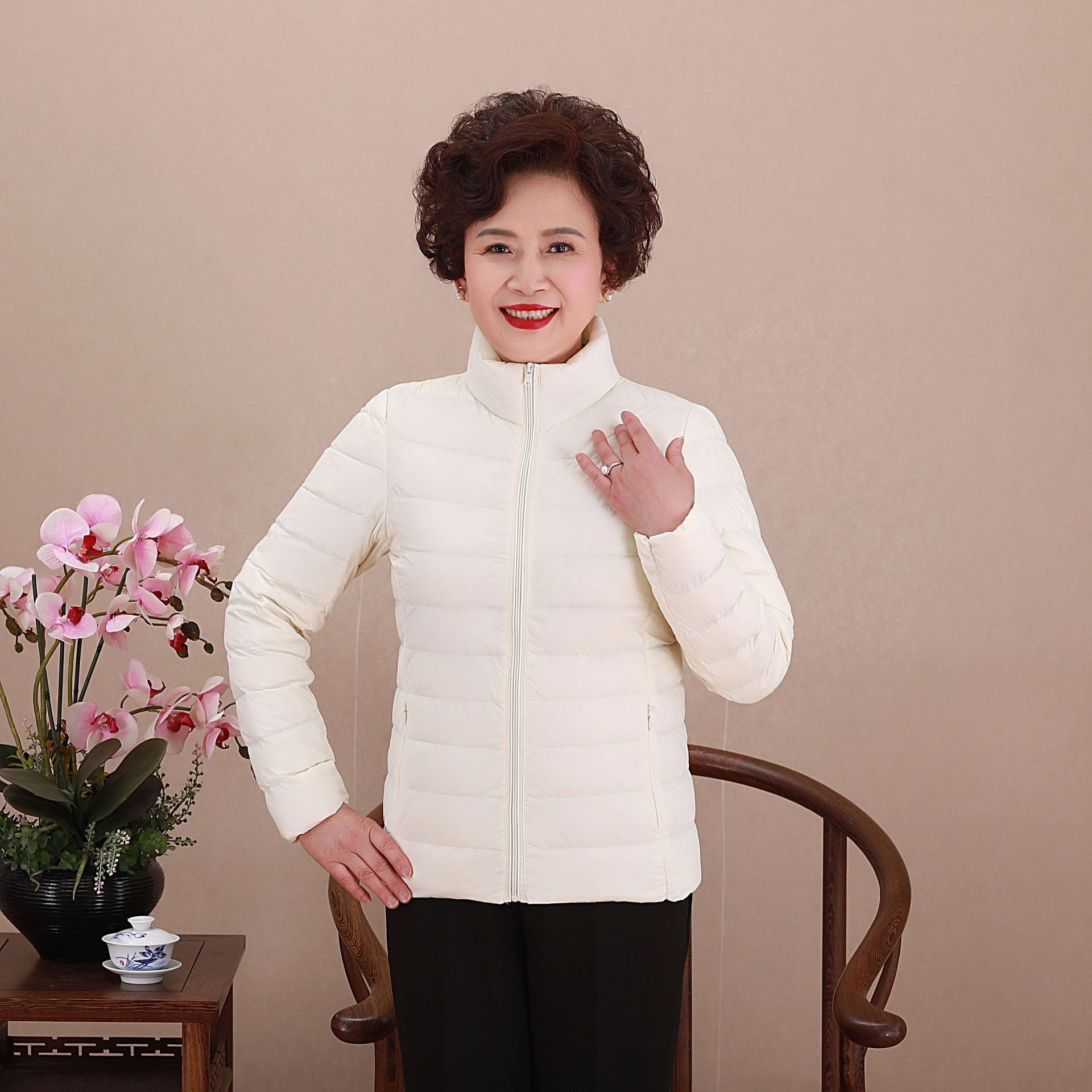 Chaqueta de pluma transfronteriza ligera y delgada nueva dama de mediana edad madres con chaqueta corta con capuzas más grasa MM gruesa