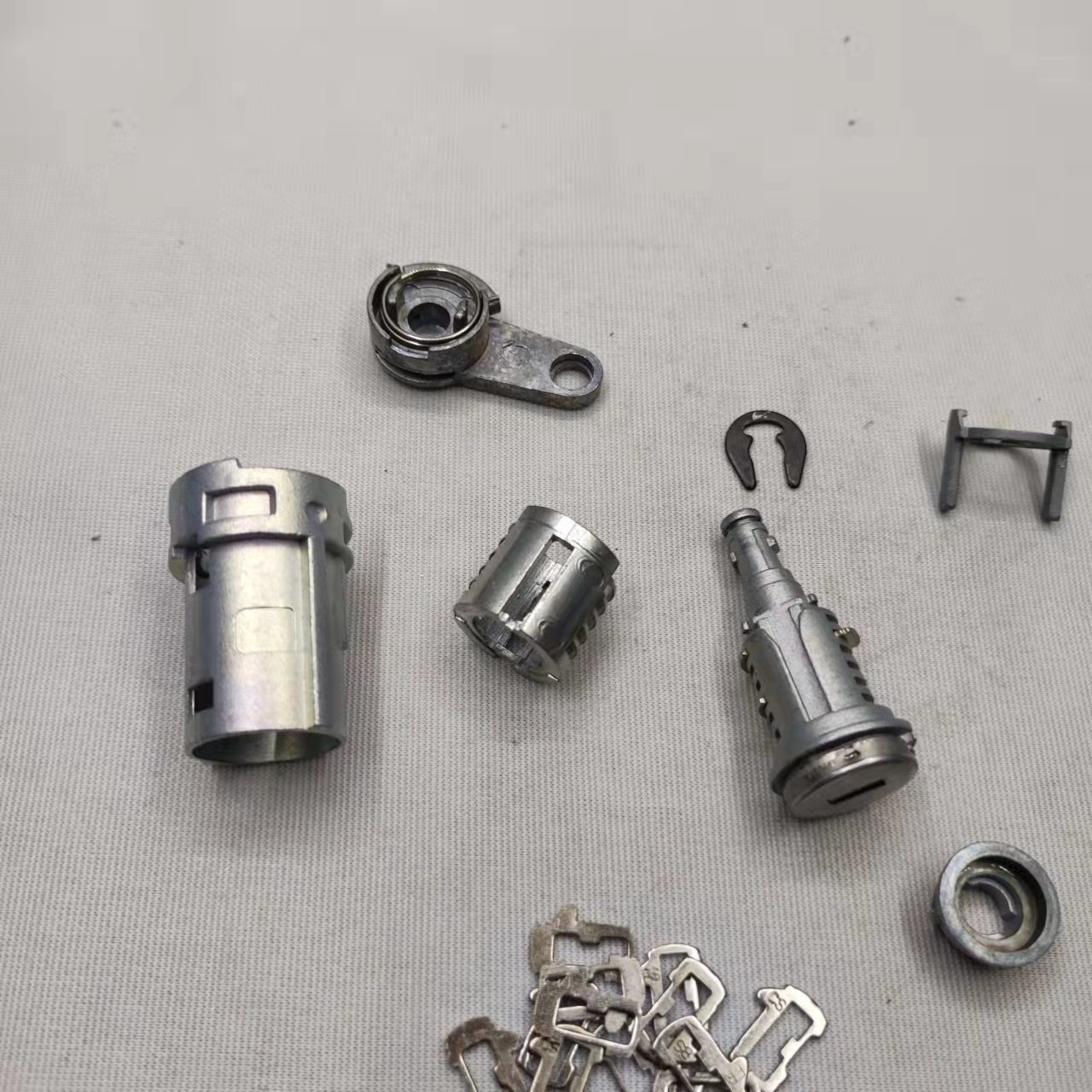 Adecuado para accesorios Peugeot cerradura de puerta accesorios cerradura cilindro accesorios traje 307