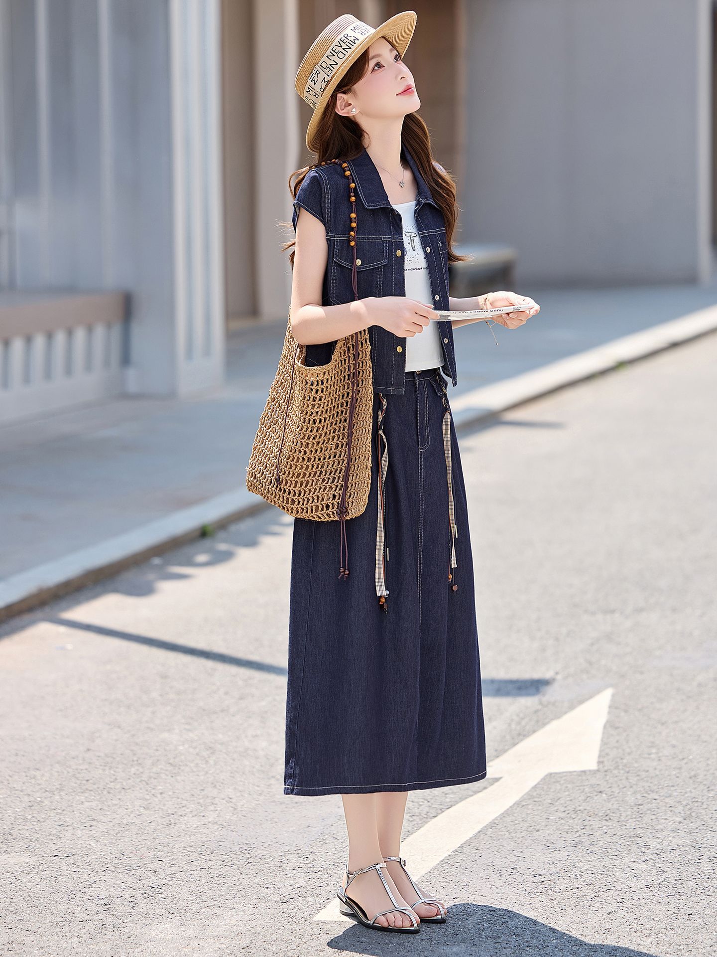 Bộ váy denim ba mảnh gồm áo khoác vest không tay, áo hai dây và chân váy midi — Màu ảnh