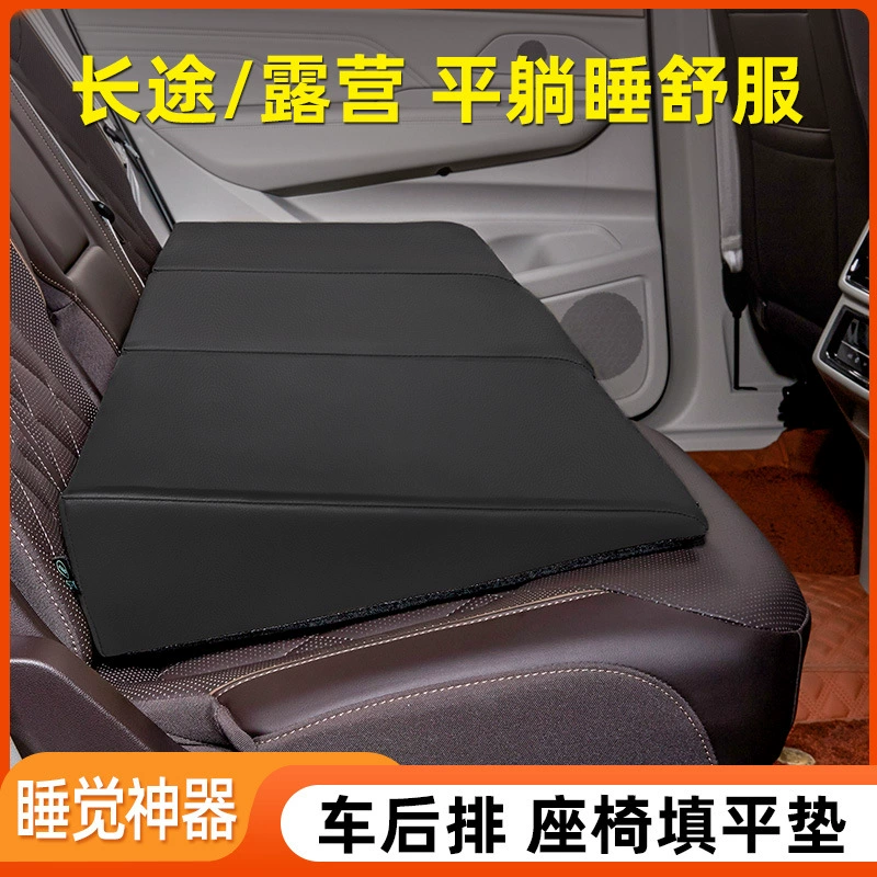 Автомобильная кровать заполнена плоскими подушками на заднем сиденье автомобиля