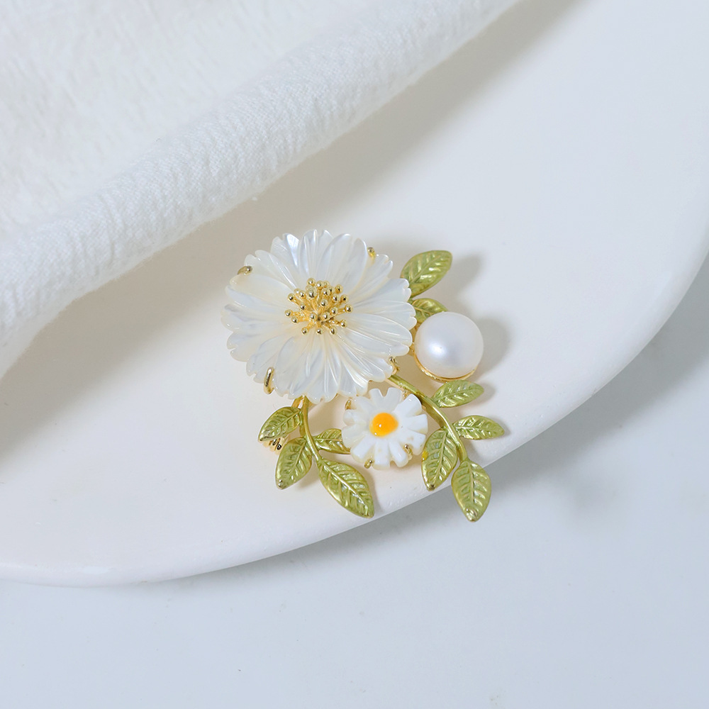 Nuevo broche de perlas de margarita de fragancia de alto nivel, nicho ligero y lujoso, accesorios de broche de traje de alta calidad. image 2