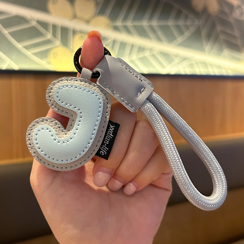 クリエイティブレザー 26 英字キーホルダー絶妙なレザーシンプルなカップルバッグペンダント小さなギフト|undefined