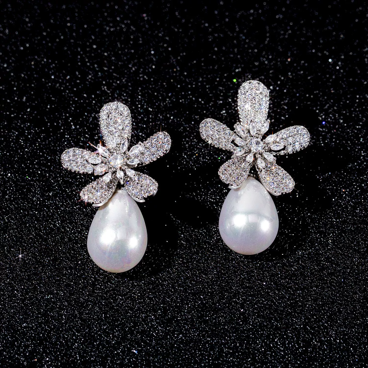 Серебряные 925 пробы серьги-подвески с жемчугом и zircon; микроинкрустация, стиль лёгкой роскоши