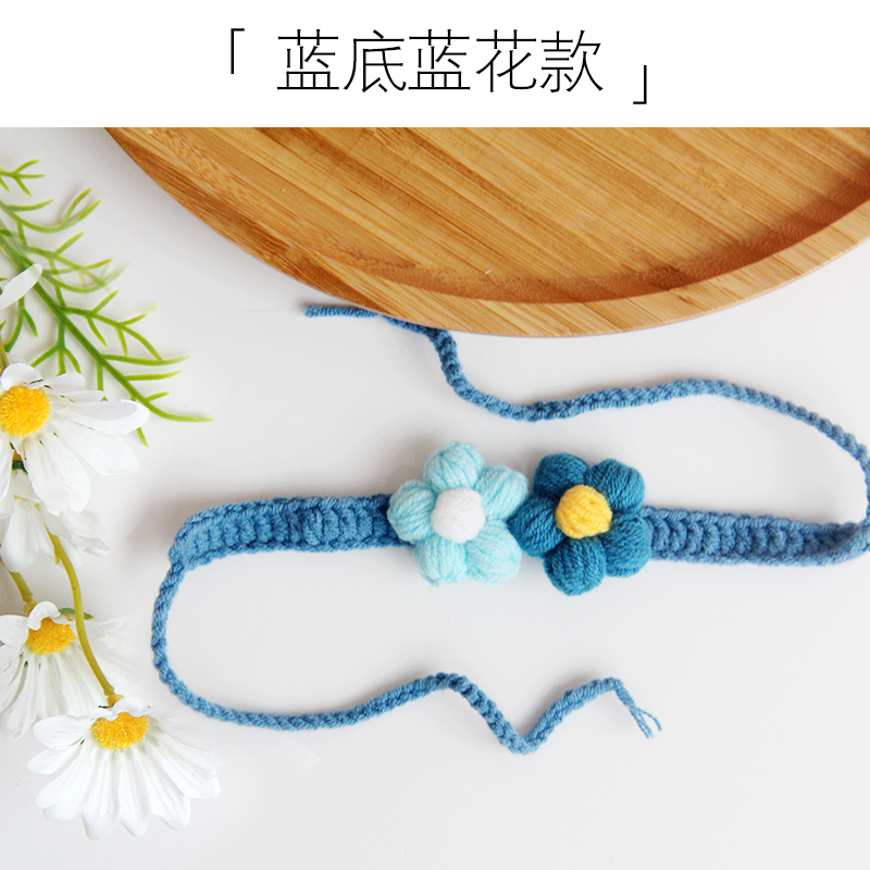 파란색 배경에 파란색 꽃