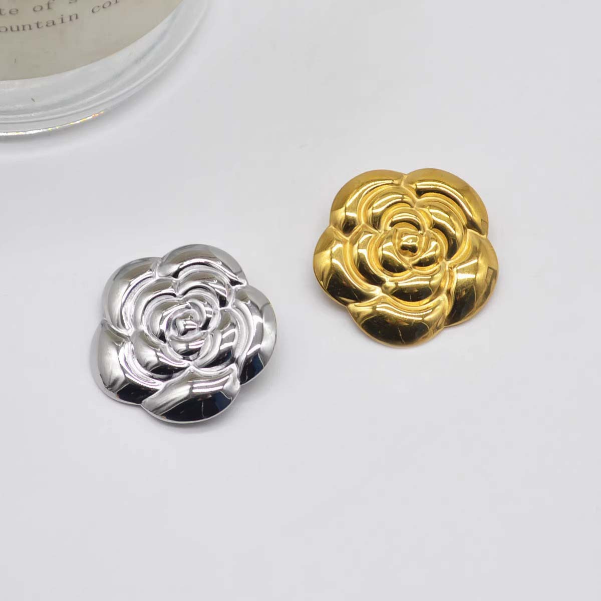 Spilla a camelia in metallo lusso minimalista per risvolto_voghion.com