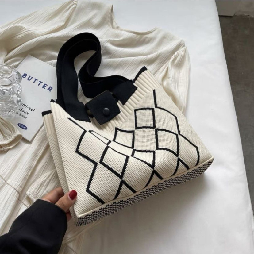 Korean-style knitted woolen bag for women, 2024 new stylish large-capacity handbag, versatile commuting single-shoulder tote bag Application Scenario