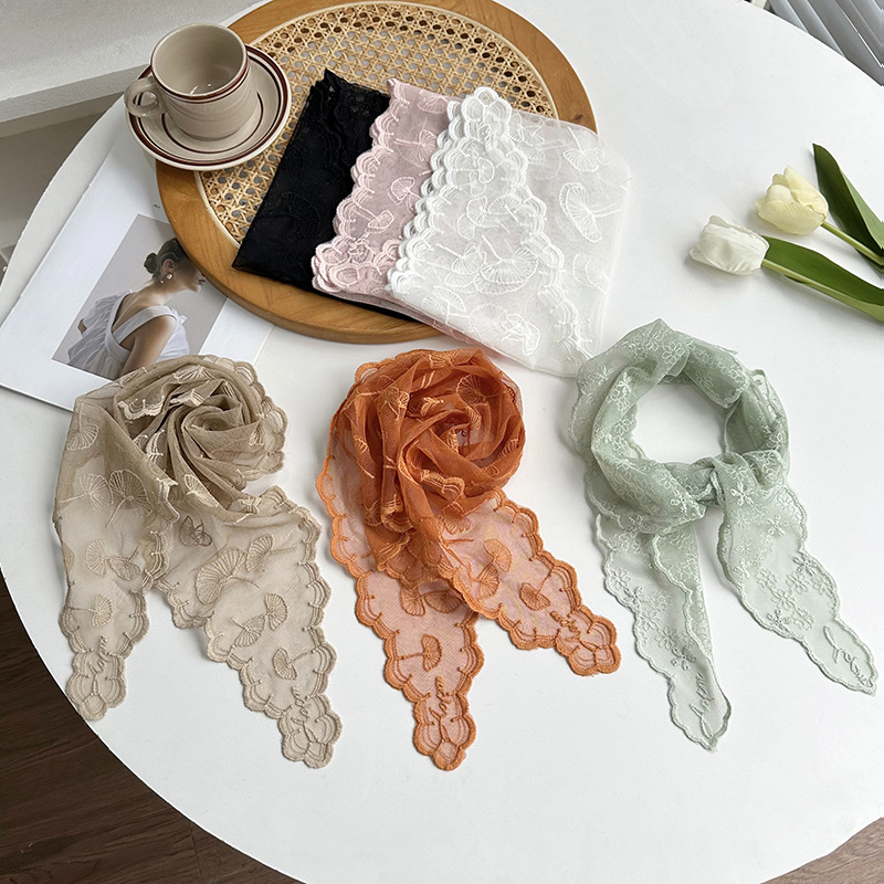 Pañuelo floral de encaje retro de estilo francés para mujer, turbante dulce junto al mar, diadema triangular artística versión coreana de moda.