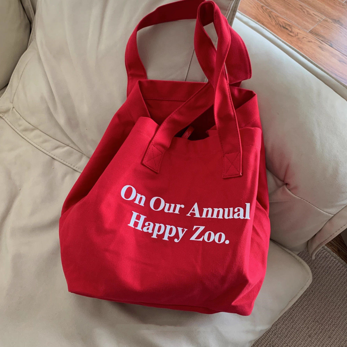 Red personalized casual tote bag, niche letter single-shoulder bag, mommy bag, retro large-capacity commuting canvas bag details Picture