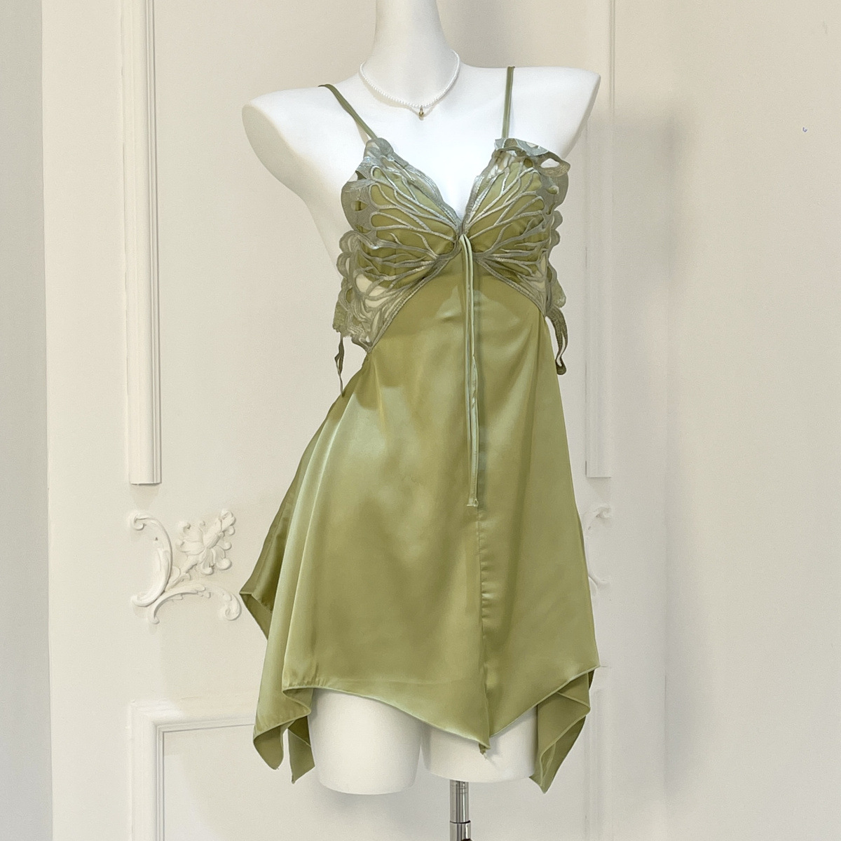 Nuevo pijama de verano para chicas delgado puro deseo de viento sexy mariposa hueca hermosa espalda hielo y nieve seda falda de cinturón ropa para el hogar