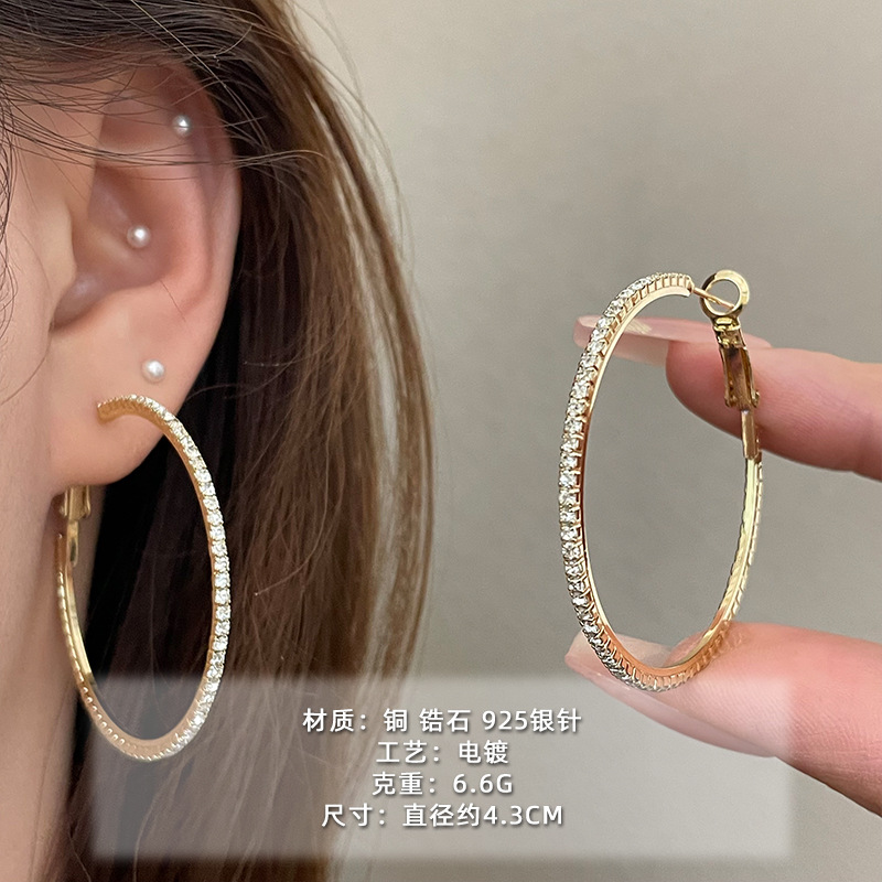 2025 nuevo estilo verano de moda anillo plateado círculo negro círculo fino temperamento europeo y americano aretes dorados de todo fósforo