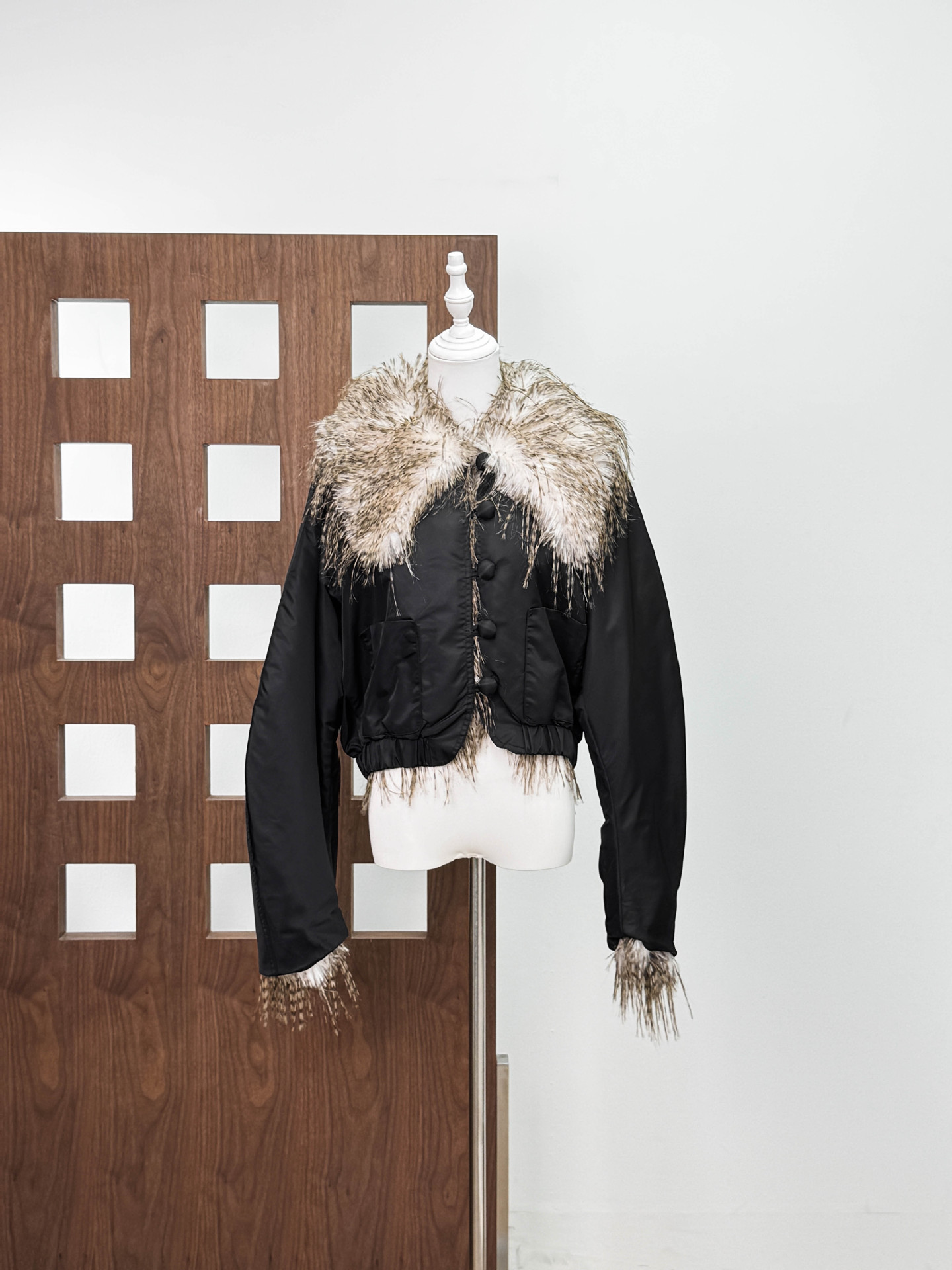 Zhao LuSi con chaqueta de cuello de lana negro frente y atrás dos chaquetas de diseño retro dulce y fresco otoño y invierno chaqueta cálida