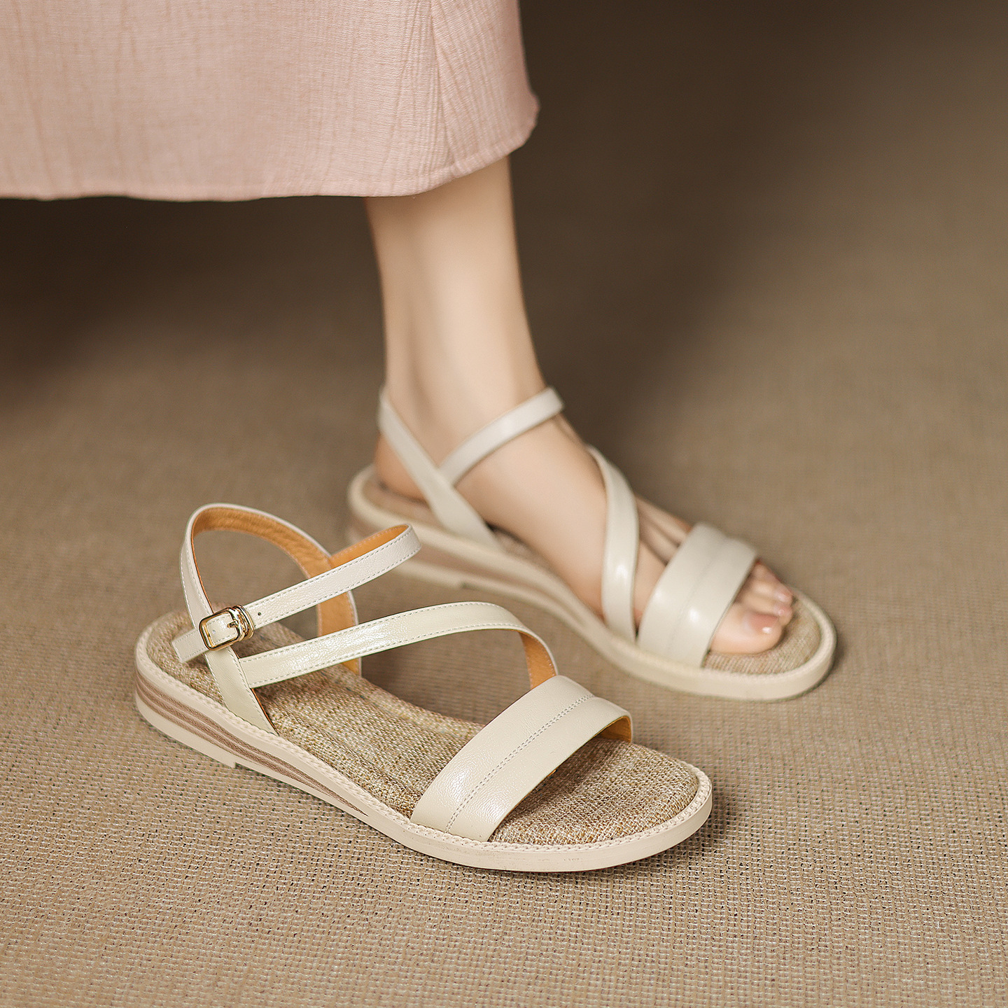 Dép sandal nữ xỏ ngón đế bệt quai ngang khóa — màu nâu