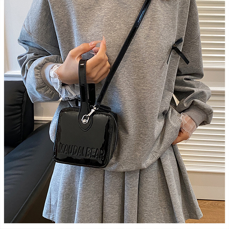 A new trendy and stylish handbag for women in 2025, featuring a red single-shoulder crossbody small square bag Application Scenario