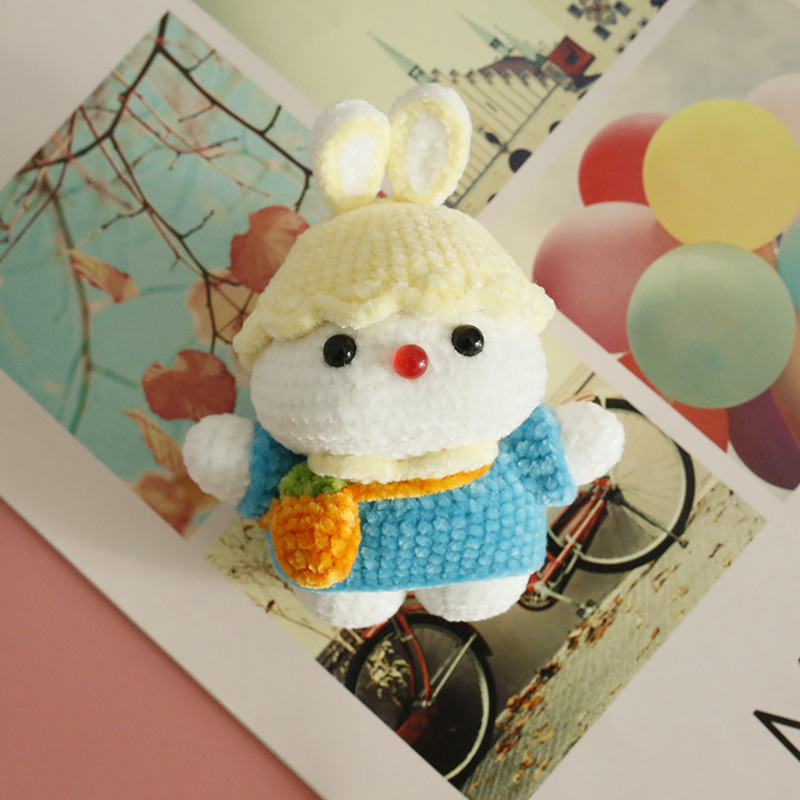 Súper lindo de dibujos animados muñeca tejida a mano exquisita lana ganchillo conejo colgante nuevos adornos hechos a mano producto terminado