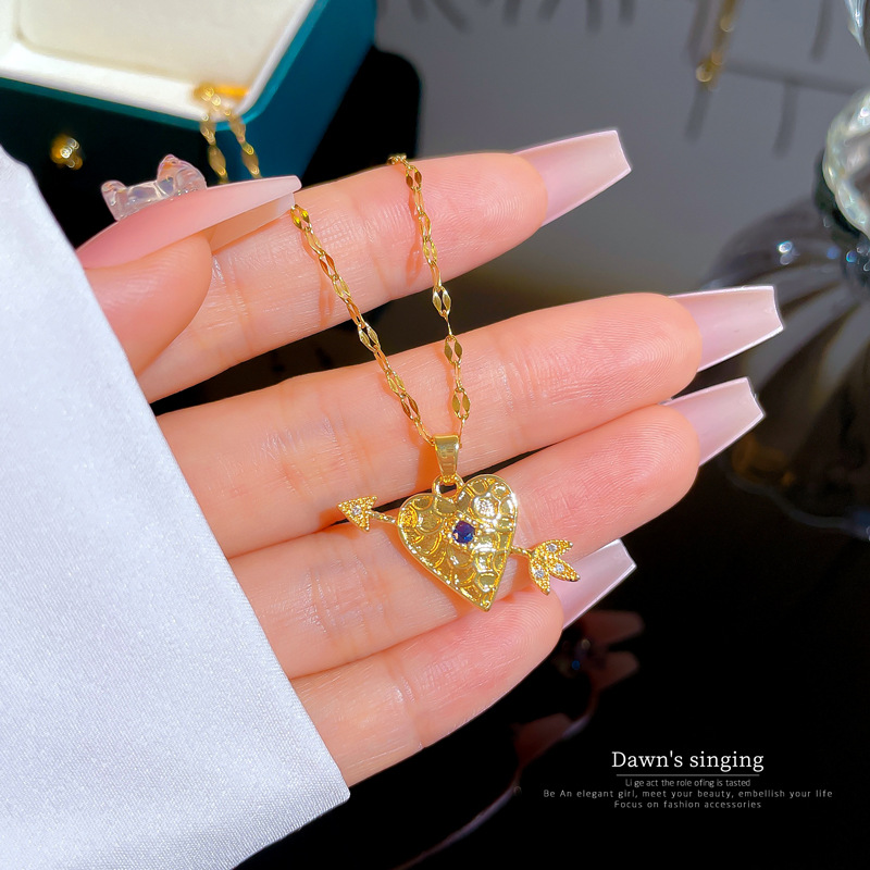Collana Light Luxury Full Diamond Micro-intarsied Zircon Personality Arrow Through The Heart Pendant Copper Electroplate Real Gold Ins Wind_voghion.com