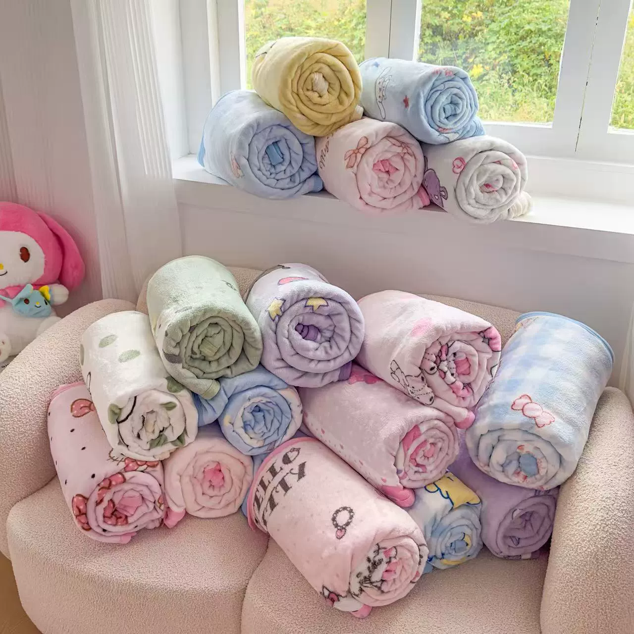 Плед (Sanrio) однослойный молочный велюр — гипоаллергенный с мультяшным принтом, на все сезоны, разные размеры