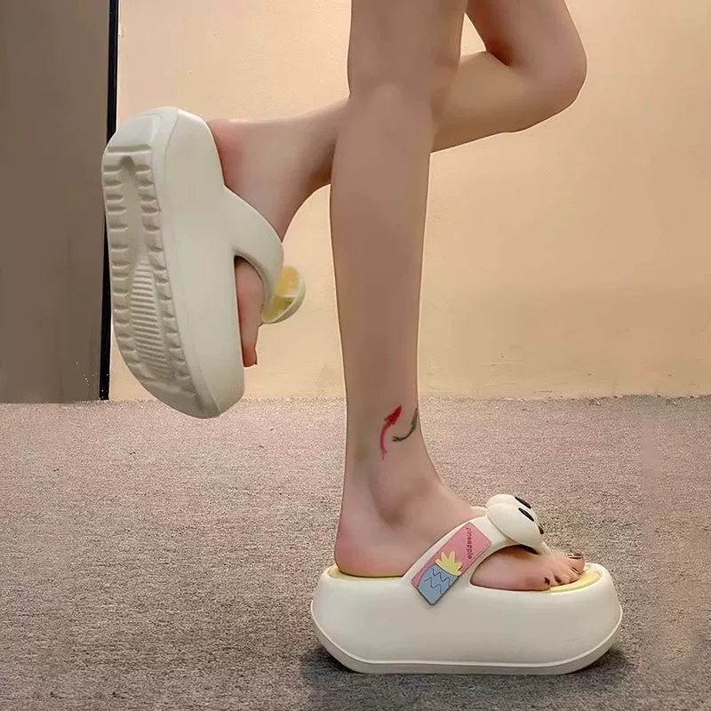 Симпатичные тапочки женщины носят шлепанцы за пределами лета 2024 новые увеличенные толстые днища