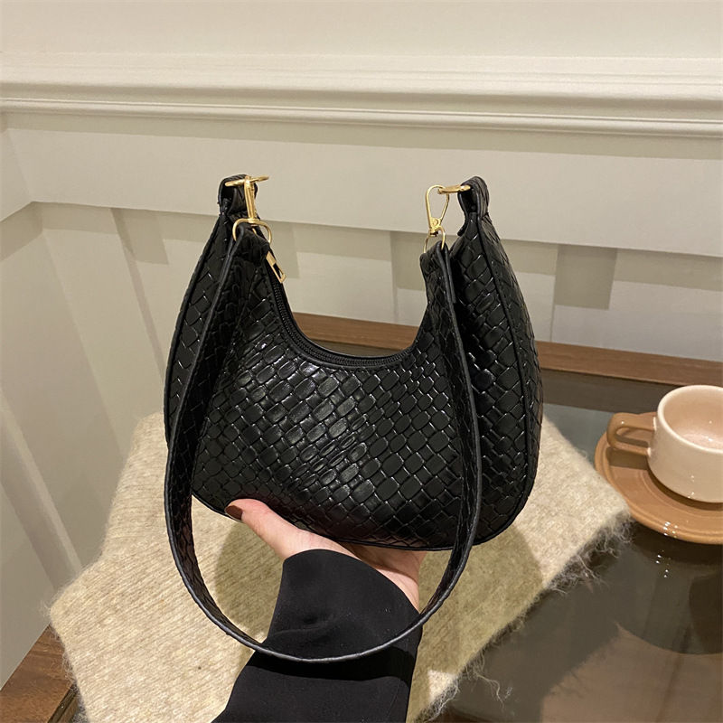 Bolsa de mujer de color sólido 2025, tendencia de primavera, nueva bolsa de brazo coreana tejida, bolso de hombro casual.