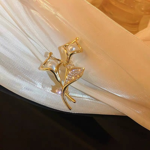 New Pearl Tulip Brooch Women's Light Luxury Niche Design Corsage High-end Pin Jewelry Clothing Accessories Wholesale