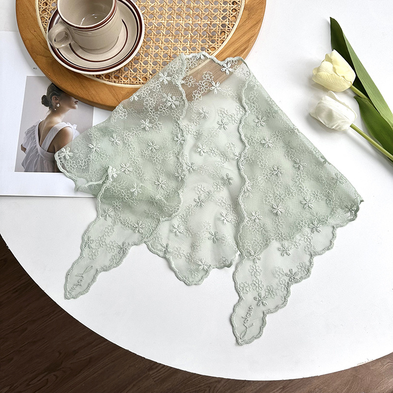 Pañuelo floral de encaje retro de estilo francés para mujer, turbante dulce junto al mar, diadema triangular artística versión coreana de moda.