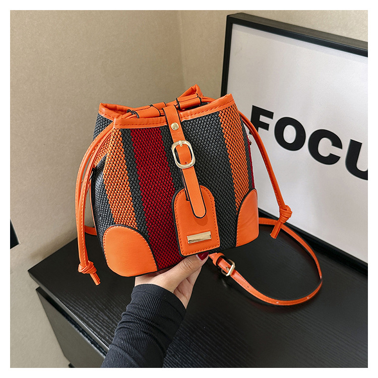 Diseño de nicho de moda bolsa de cubo portátil para mujeres 2023 nueva moda lienzo contraste color rayas hombro bolsa de mensajero