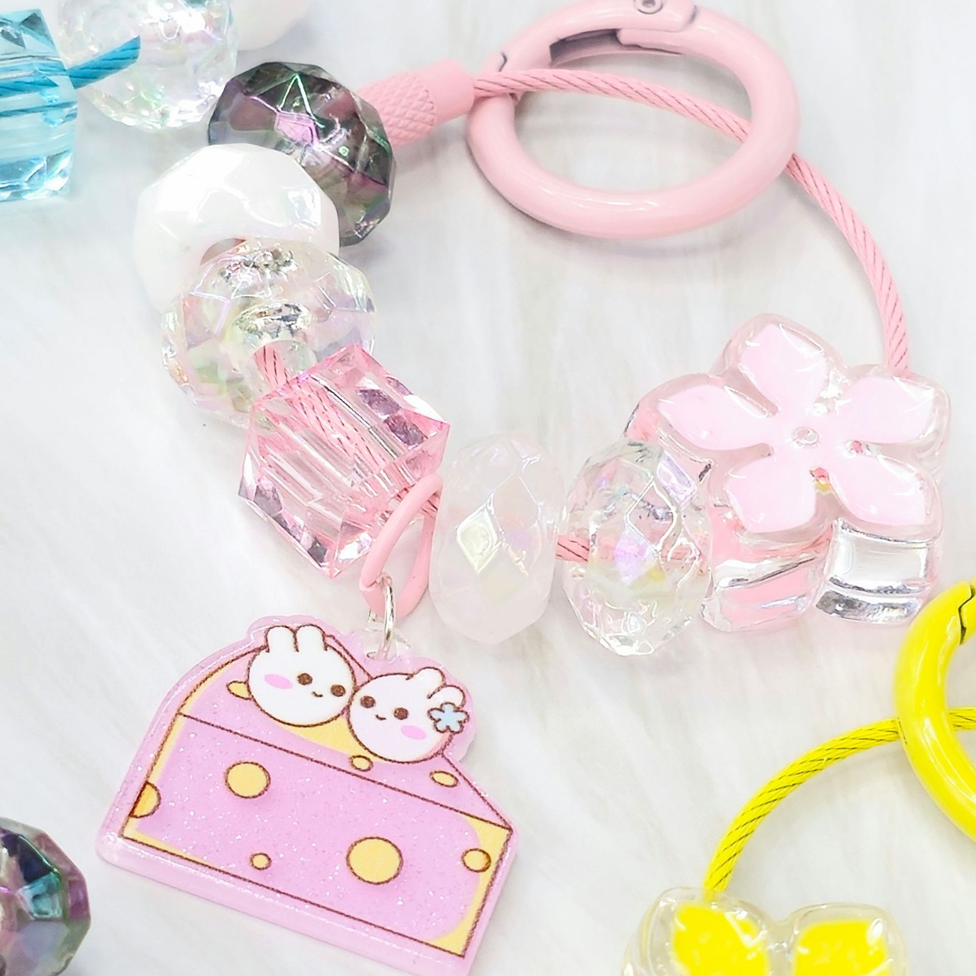 2023 nueva flor fresca Linda perla cuentas de dibujos animados acrílico llavero colgante bolsa adornos