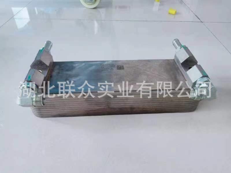 For Dongfeng Volvo Transmission Parts 14-Speed Transmission Oil Cooler V21359570
