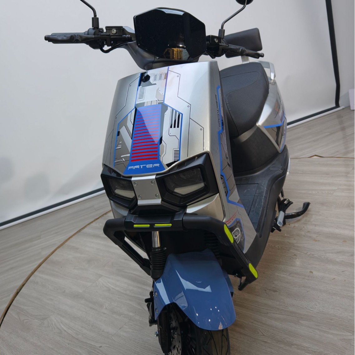 Cross-Border Export of Cangqiong Electric Motorcycles, Commuter Electric Scooters, Electric Vehicles with Long Range and High Power for Delivery Services