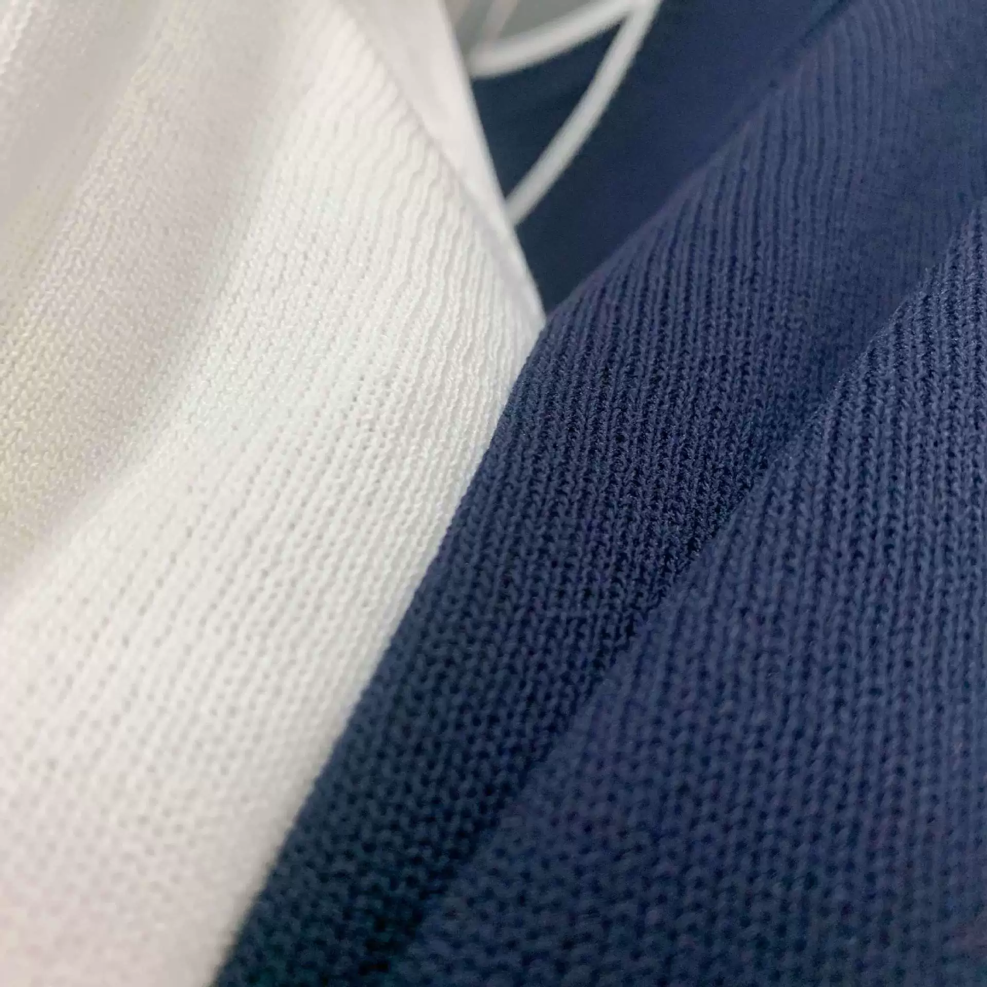 THOM BRASSY 9397 Большая пятиконечная звезда с короткими рукавами на английском языке