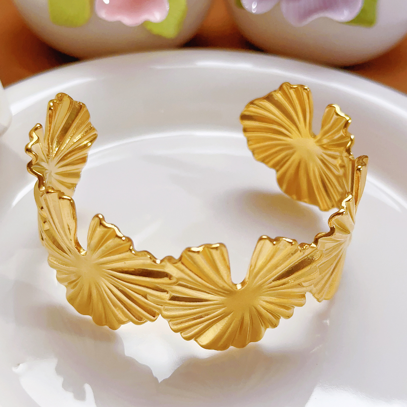 Transfronterizos Europa y América amor revista de moda viento de acero inoxidable abertura estrella de mar hueco pulsera de flores al por mayor