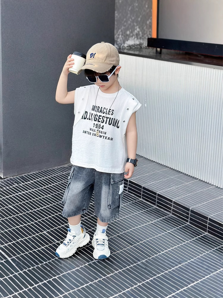 8105 Traje sin mangas de verano para niños 2025 verano nuevo estilo para niños estilo coreano pantalones cortos de mezclilla guapos ropa coreana