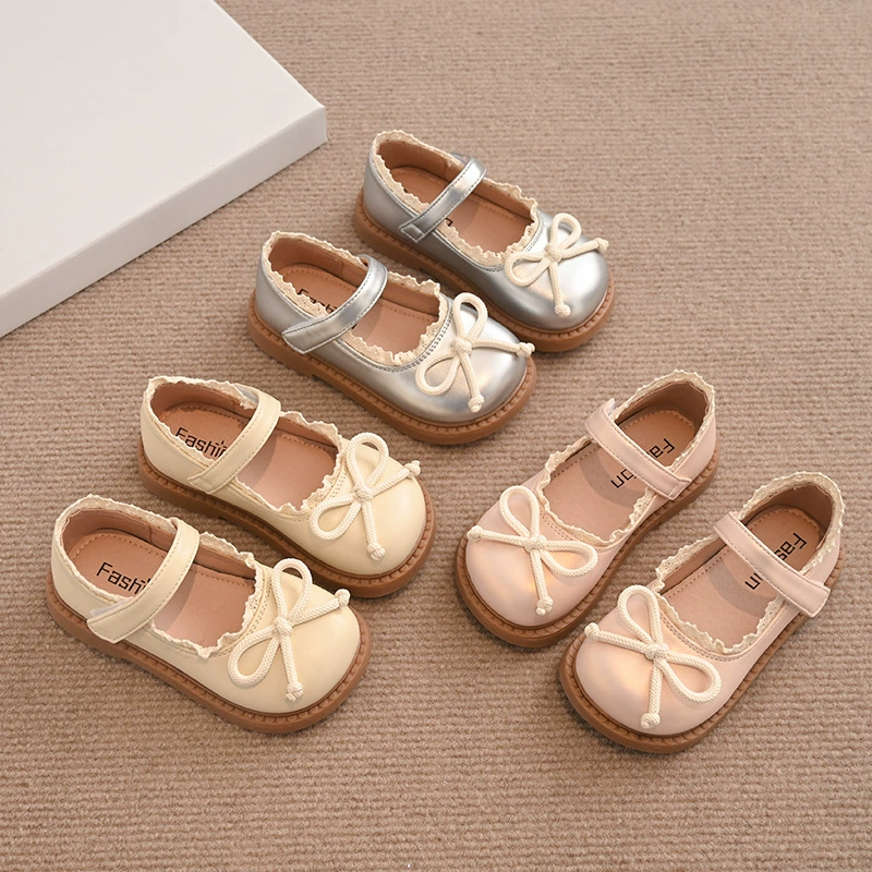 Маленькие кожаные туфли для детей весна и осень 2025 новая корейская версия универсальной обуви принцессы для девочек на мягкой подошве повседневной одиночной обуви