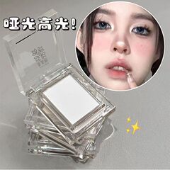 平価で使いやすいです。純白のアイシャドーが蚕の目に寝ています。涙の溝が凹んでいます。単色のつや消しのハイライトです。