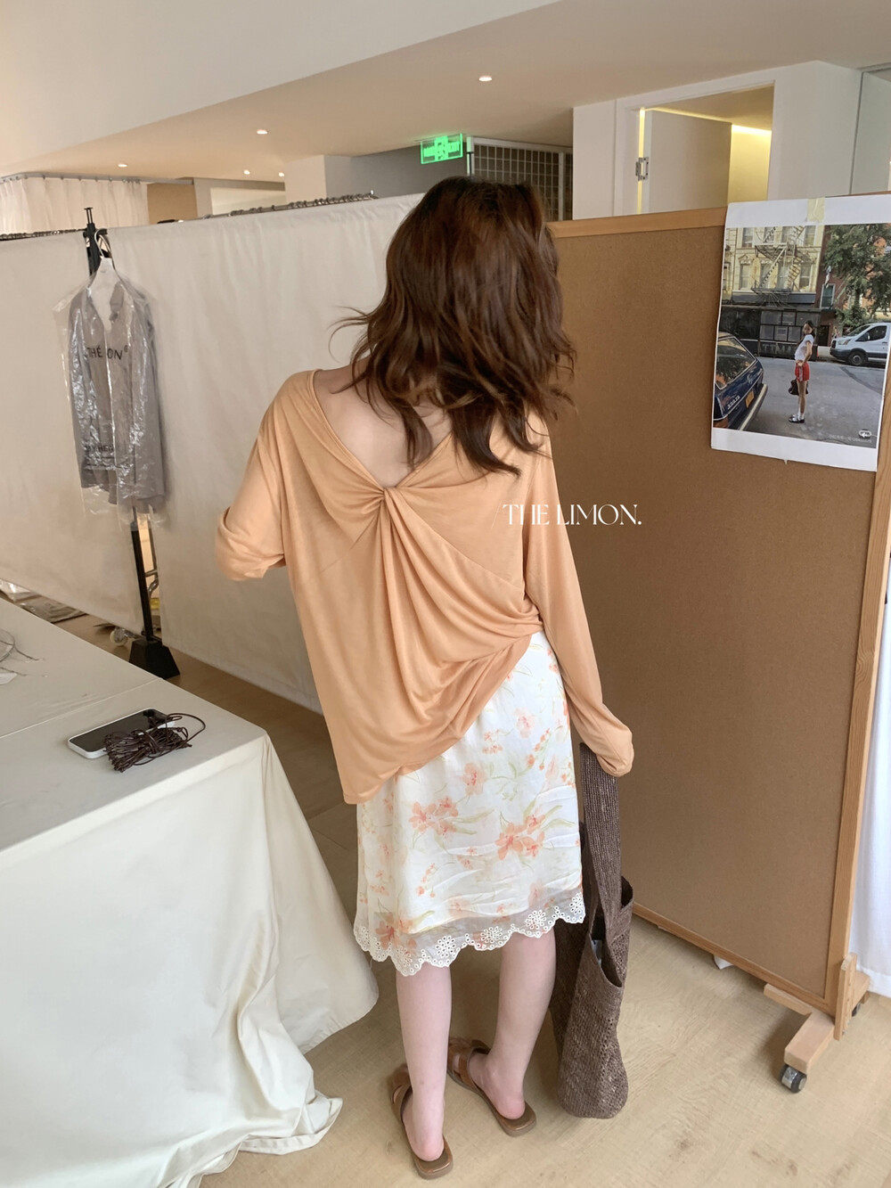 Áo thun nữ tay dài cổ V thiết kế xoắn nút, mặc hai kiểu, chống nắng, form rộng suông — màu hồng, màu cam, màu trắng, xanh lá cây chi tiết 27