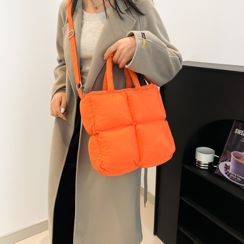 2024 nueva chaqueta de algodón, bolso de plumas, bolso de hombro acolchado, bolso de mensajero, bolso cuadrado pequeño para mujer, bolso pequeño de estilo occidental ligero