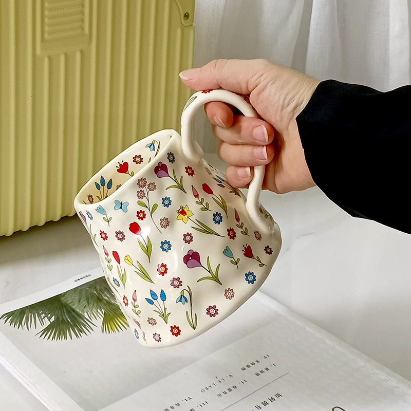 Taza de alta calidad de lujo ligera flor de dibujos animados taza de cerámica de alta capacidad taza de café de alto valor de cara taza de agua regalo