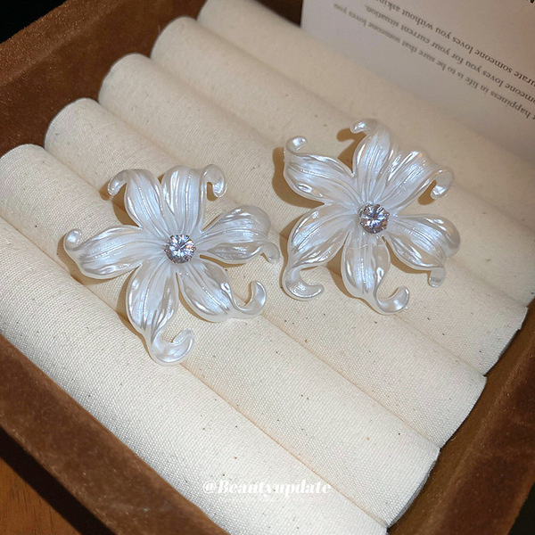 acrylic fashionable design elegant earrings with zircon