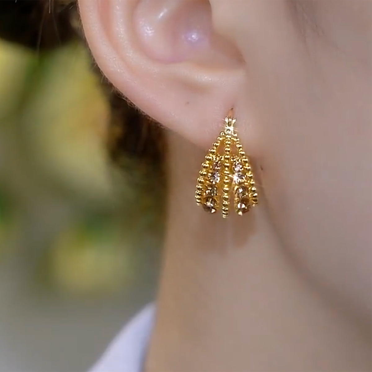Sophisticated classic golden basket with zircon