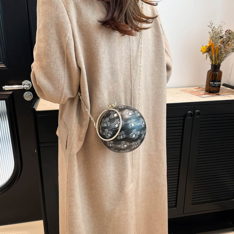 국경 간 레트로 아크릴 휴대용 소형 라운드 가방 여성의 2024 새로운 구형 두개골 양각 립스틱 헤드폰 어깨 가방