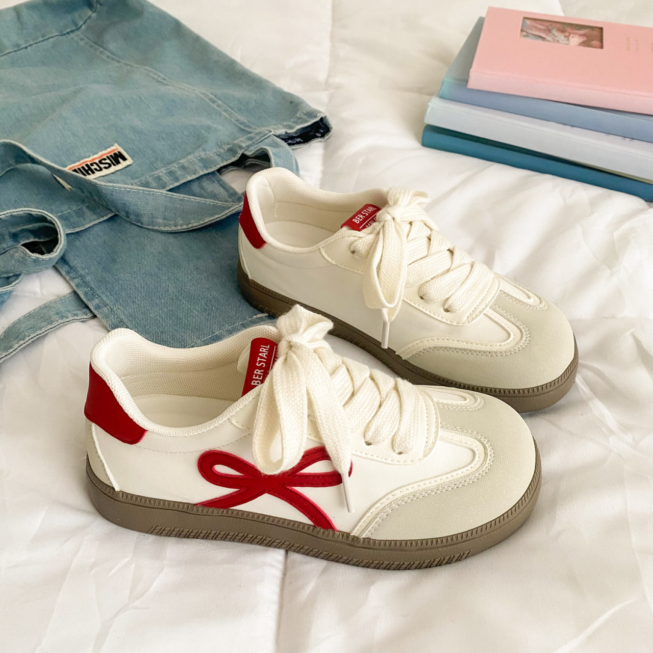 Retro nicho de fondo grueso zapatillas deportivas casuales de color para mujeres 2026 nuevo arco de primavera y verano zapatos blancos