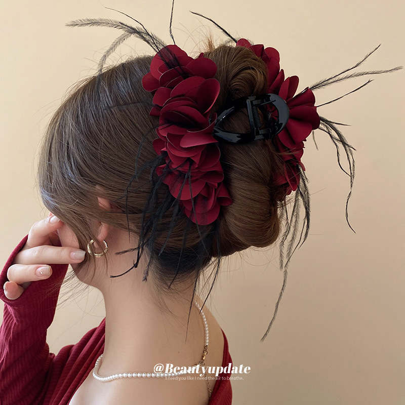 Encora rojo, pliegues multicapa, plumas, pinza para el cabello, pinza para el cabello, parte posterior de la cabeza, pinza de tiburón, estilo princesa, ambiente, sensación de temperamento, accesorios para el cabello