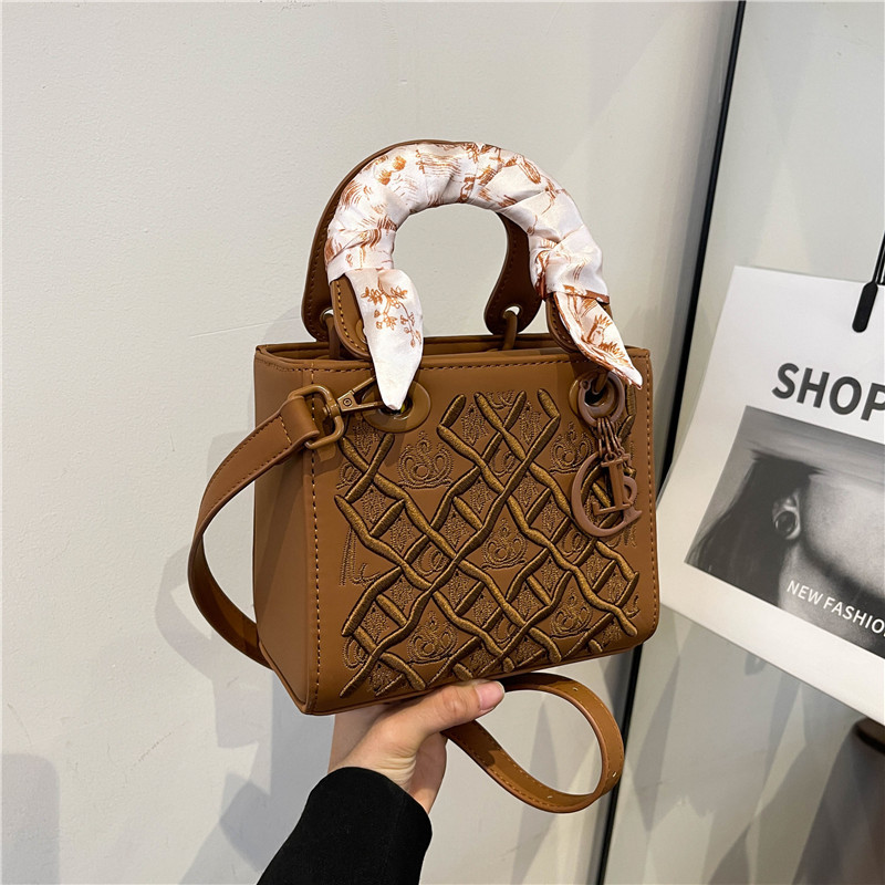 经典手提女包小众气质刺绣菱格戴妃包包女百时尚通勤单肩搭斜挎包