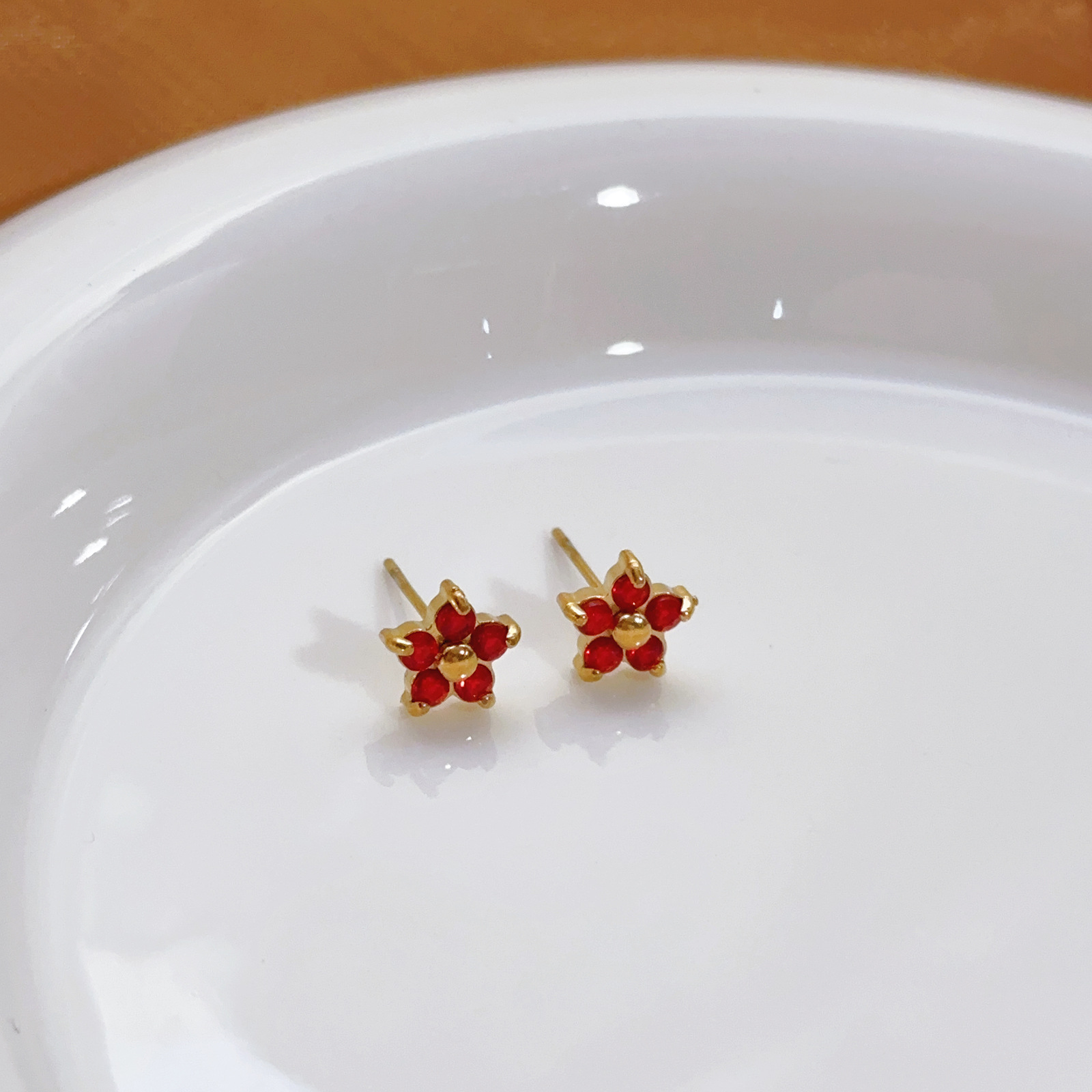 Versión coreana de pendientes de acero de titanio de alta calidad, pendientes de flores de circón de lujo ligero de moda, pendientes de hueso de oreja simple para mujer, pendientes personalizados