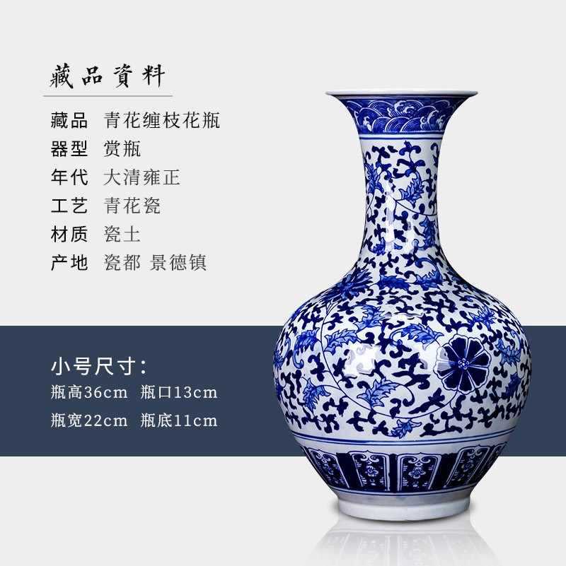 .손으로 그린 파란색과 흰색 꽃병.