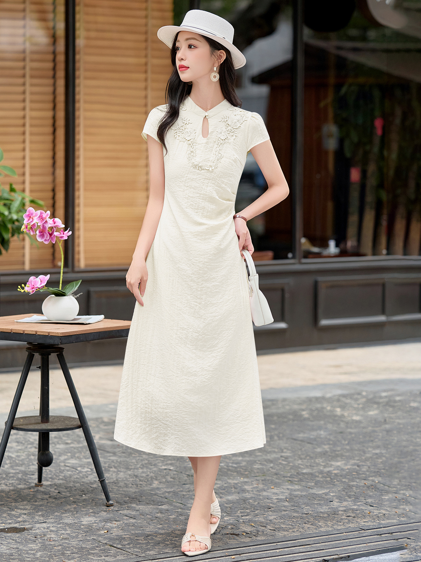 Đầm maxi nữ thắt eo phong cách tân cổ điển họa tiết quốc phong — Màu hồng, màu trắng ngà